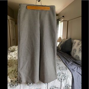 Gianni Bini wide leg houndstooth cropped pants. Size 4.